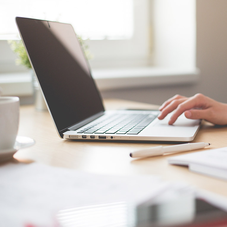 Geschäftsaustattung, Präsentation, Werbeflyer, Poster sowie Screendesign und Umsetzung Webdesign